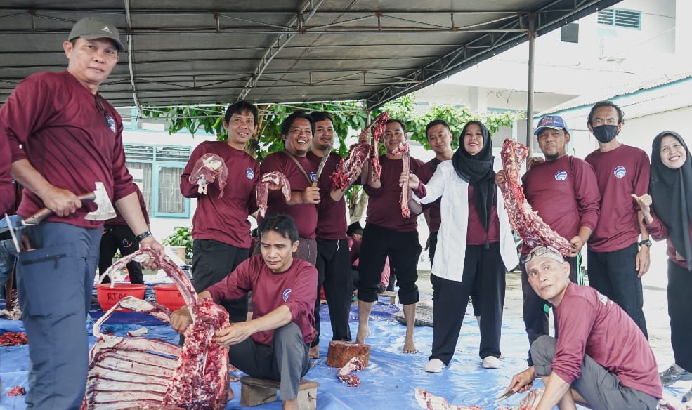 Dinas Kominfotik Provinsi Bengkulu Sembelih 2 Ekor Sapi di Hari Raya Idul Adha 1445 H