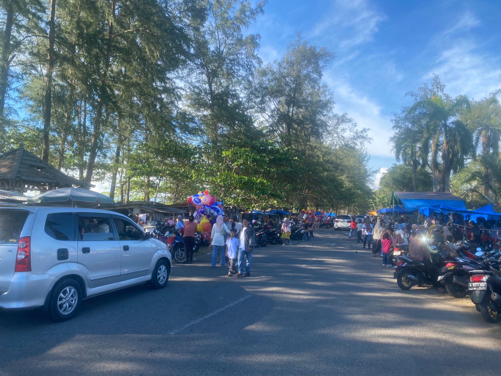 Pantai Pasar Bawah Mulai Ramai, Tiket Masuk Berlaku Saat Lebaran untuk Optimalkan Layanan Wisata