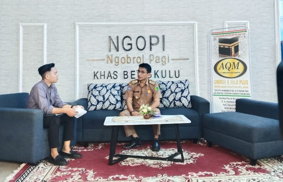 DLH Kota Bengkulu Terjunkan Armada dan Personel Pemangkasan Pohon Rawan Tumbang