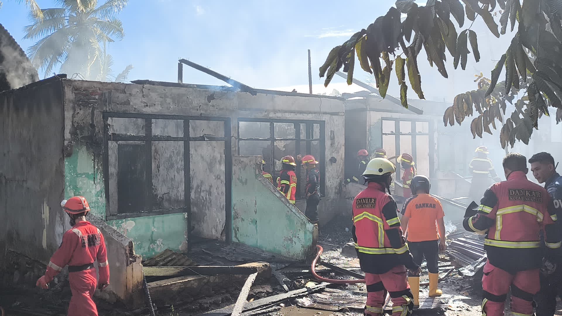 Diduga Korsleting Listrik, Bedengan 5 Pintu dan 2 Motor Hangus Terbakar