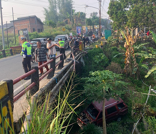 Diduga Rem Blong, Mobil Panther Terjun ke Dasar Jembatan di Jalan Kepahiang-Curup