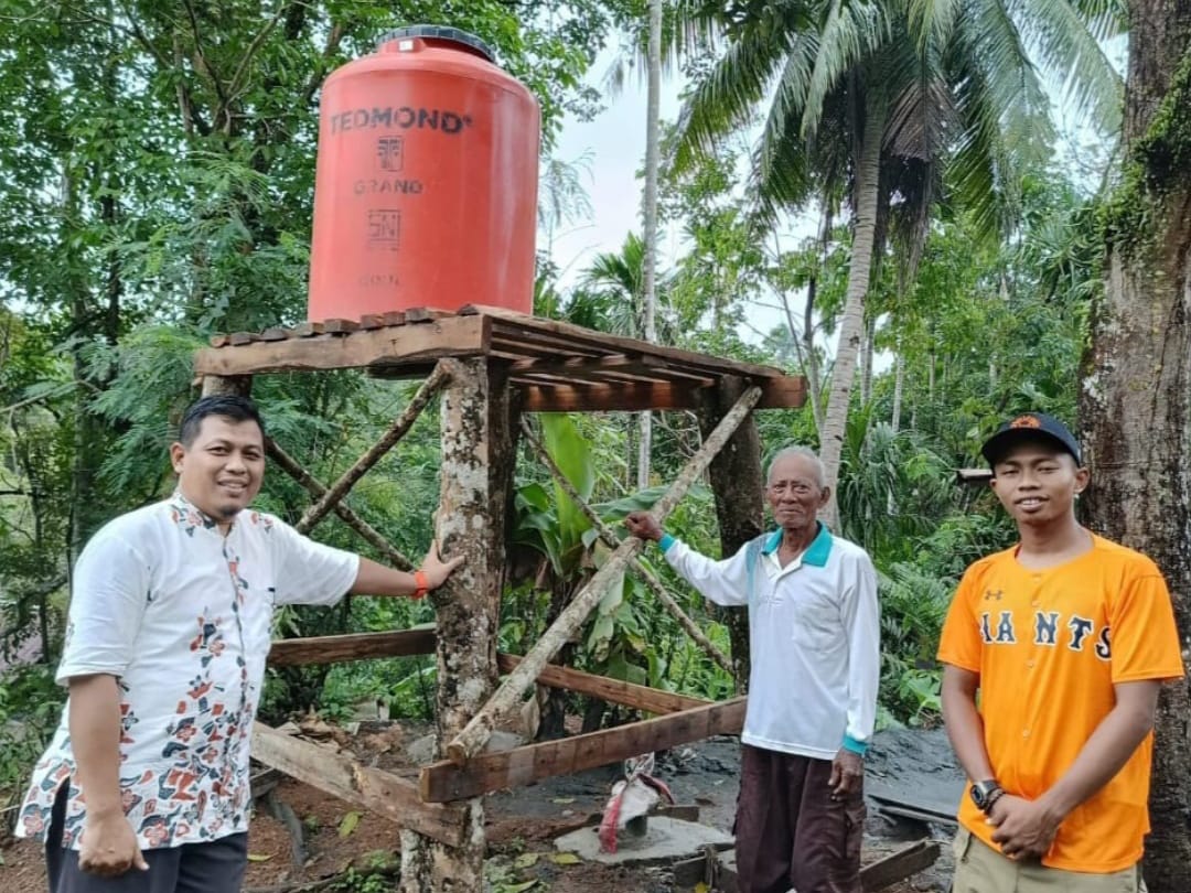 Sujono Serahkan Bantuan Tandon Air kepada Warga Desa Air Sebakul