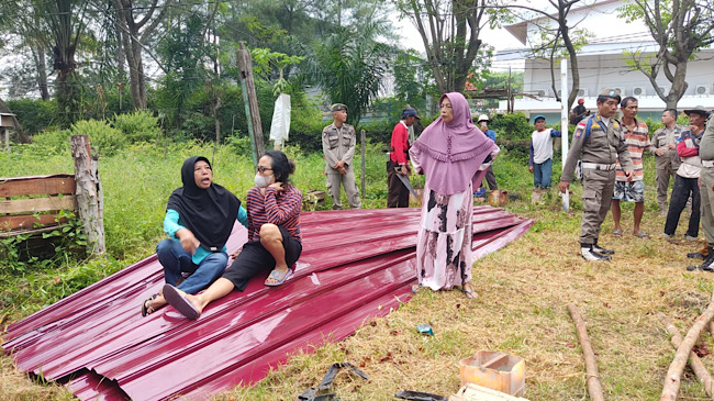 Pemasangan Pagar Lahan di Pantai Panjang Ricuh