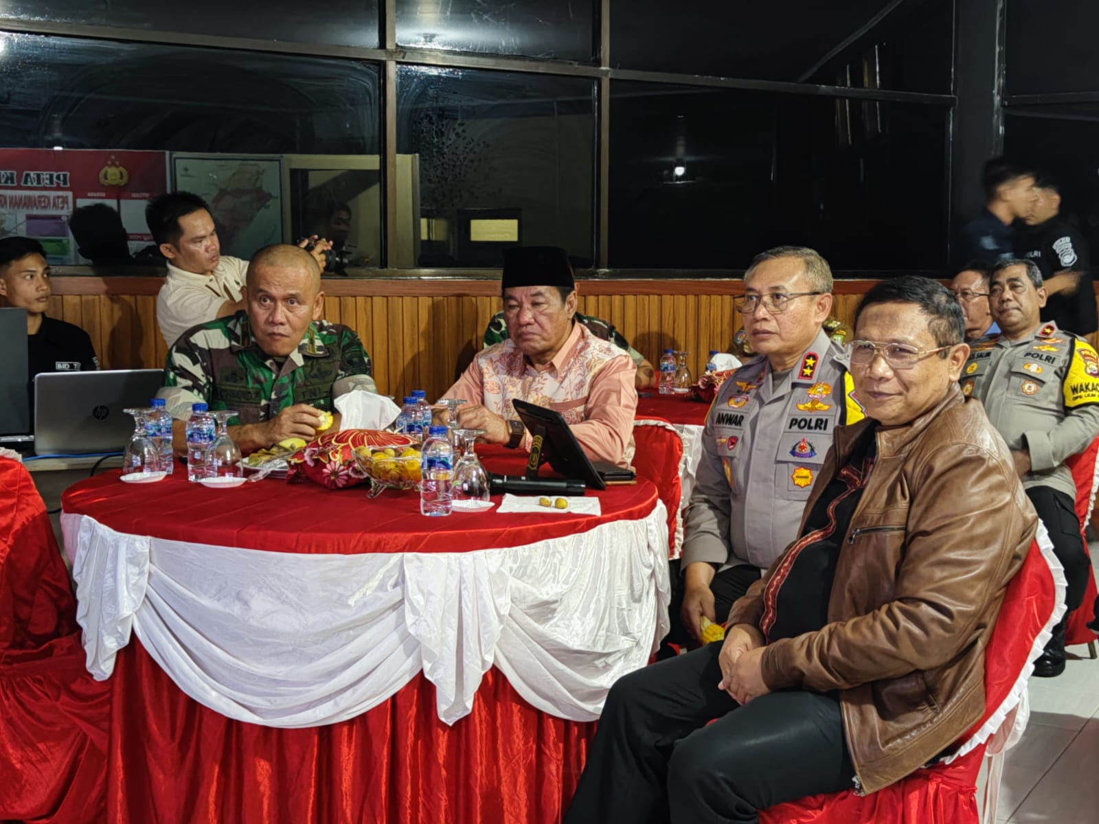 Kajati Bengkulu Dampingi Plt Gubernur Bengkulu Pantau Malam Tahun Baru 2025