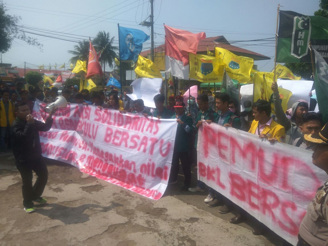 Massa Geruduk DPRD Provinsi, Berikut Tuntutannya
