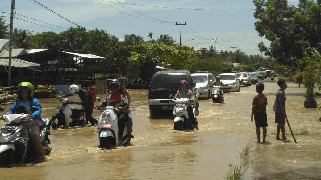 Banjir Luapan Sungai Bengkulu Rendam Jalan Irian