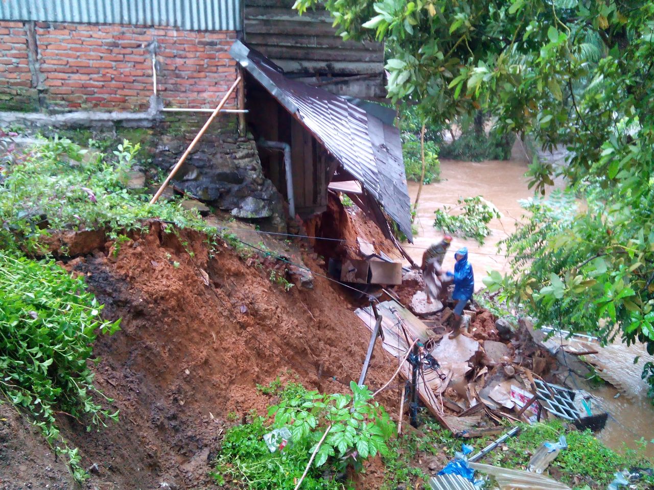 Rumah Warga Longsor Diterjang Luapan Sungai Rupat