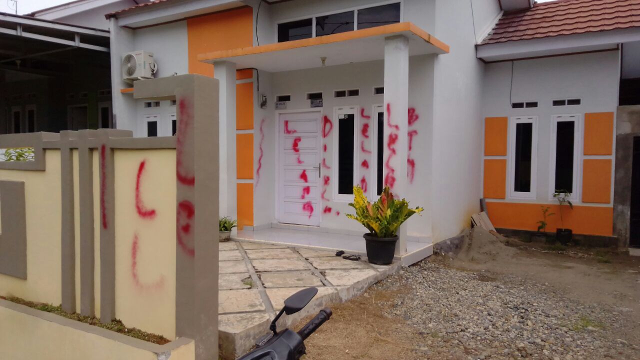 Angsuran Rumah Menunggak, Debt Colector Corat-Coret Dinding