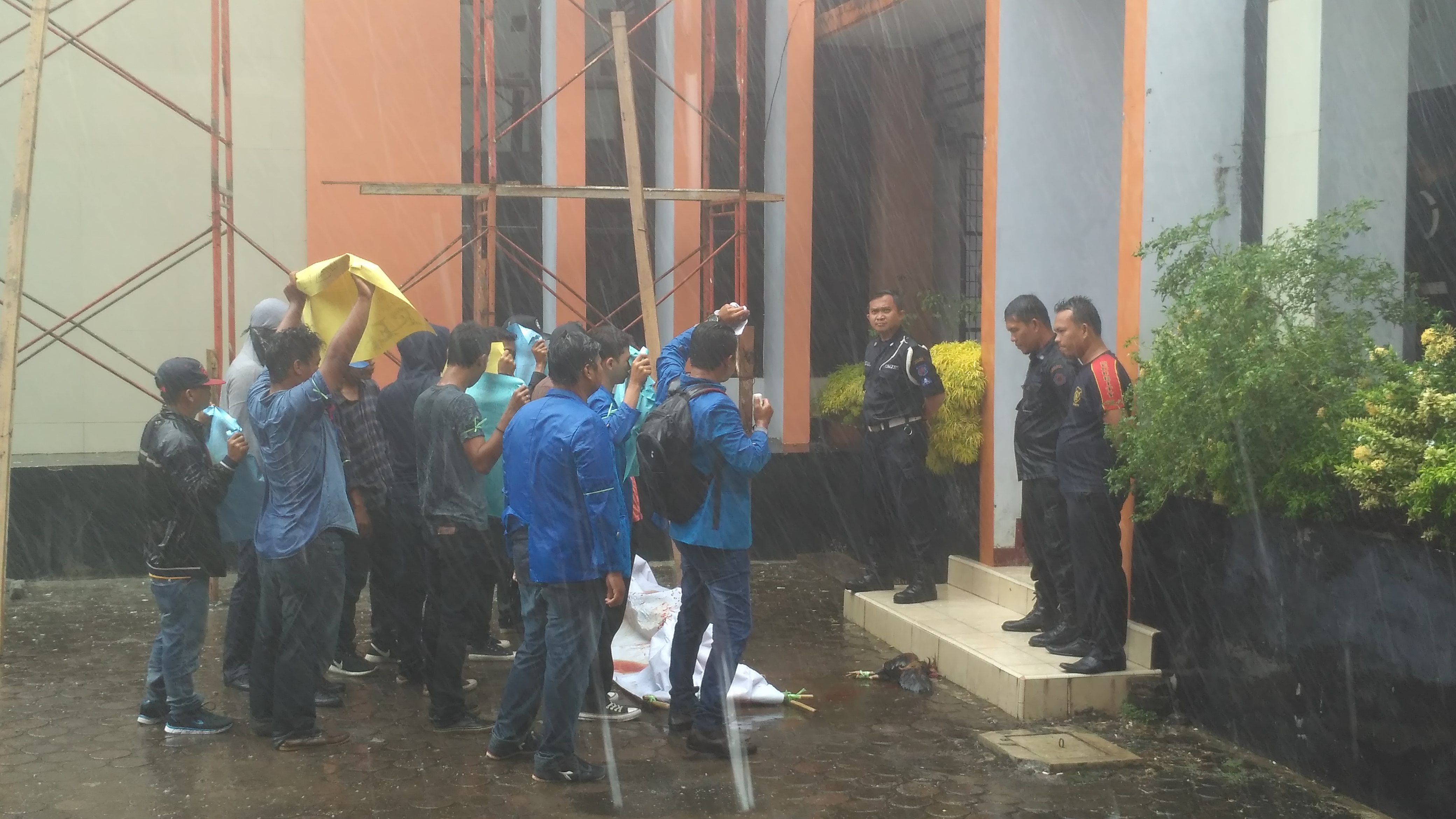 Hujan Deras Tak Menghalangi Belasan Mahasiswa Ini Untuk Demo