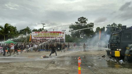Demo di KPU Kota Bengkulu Ricuh, Massa Lempar Bom Molotov