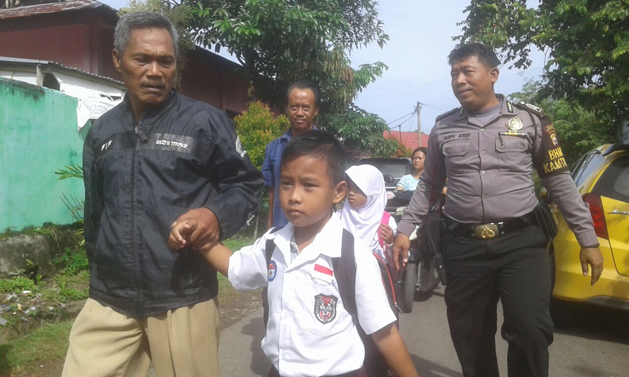 Sekolah Disegel, Siswa SDN 62 Terpaksa Lewat Jalan Tikus