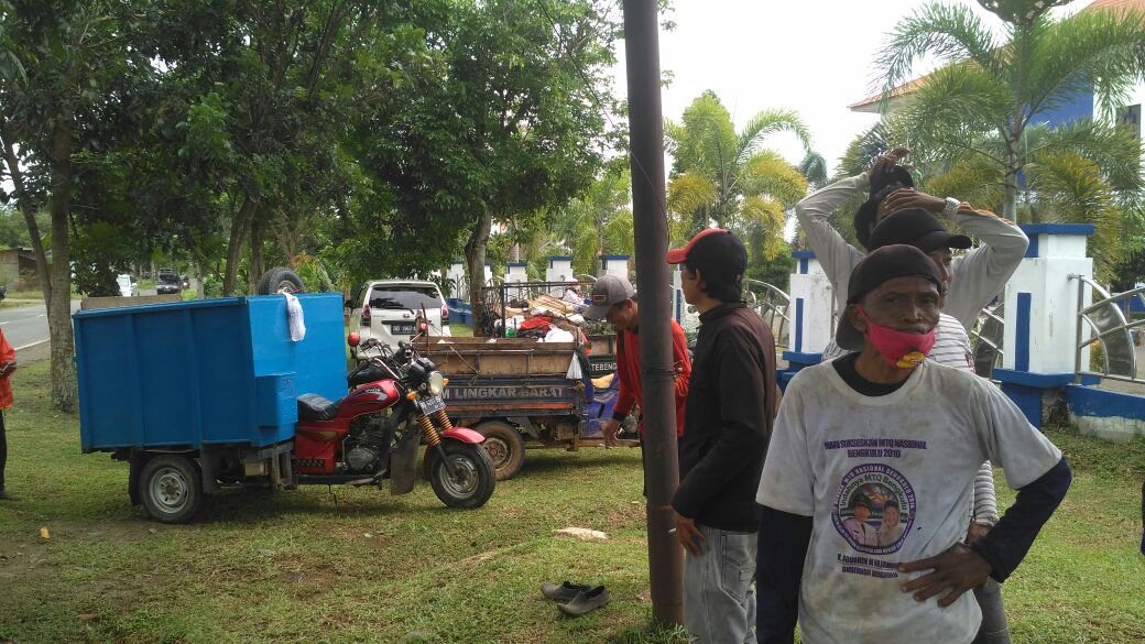 Belasan Pengumpul Sampah Datangi Kantor Walikota Bengkulu