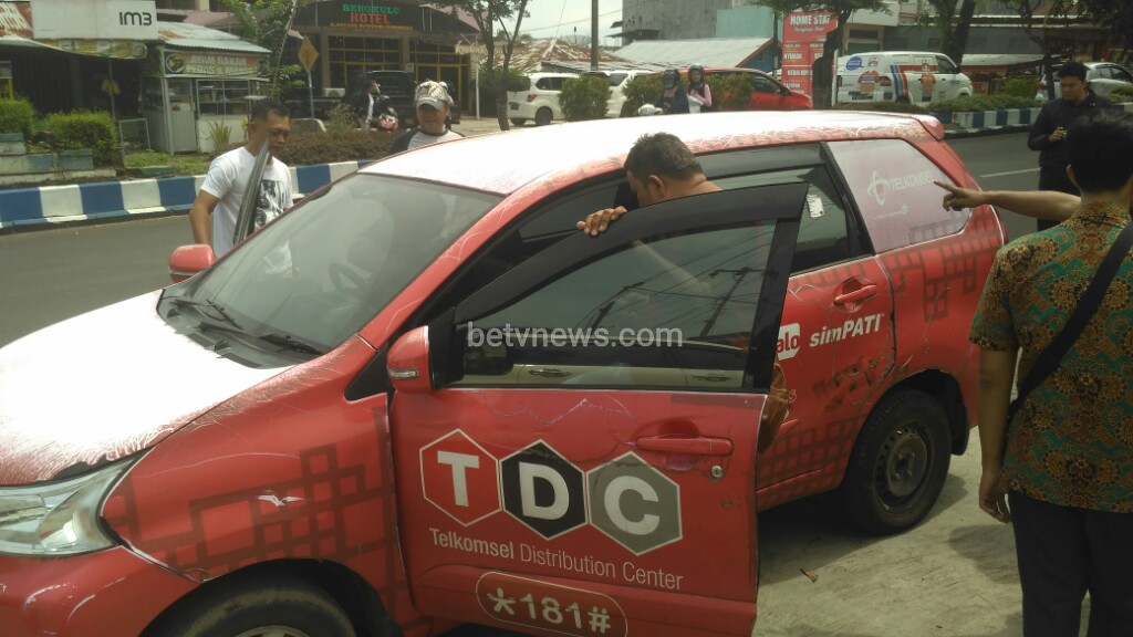 Uang 250 Juta Milik Distributor Telkomsel Lenyap Saat Mobil Pecah Ban