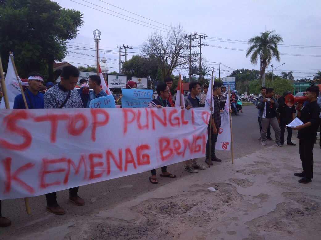 Soal Pungli Kemenag, Massa Gempur Demo Kantor Gubernur dan DPRD Provinsi