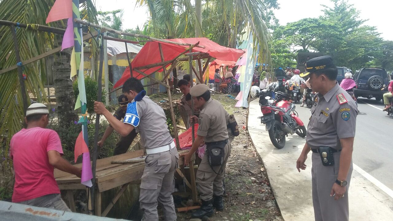 Satpol PP Tertibkan PKL Kawasan Danau Dendam