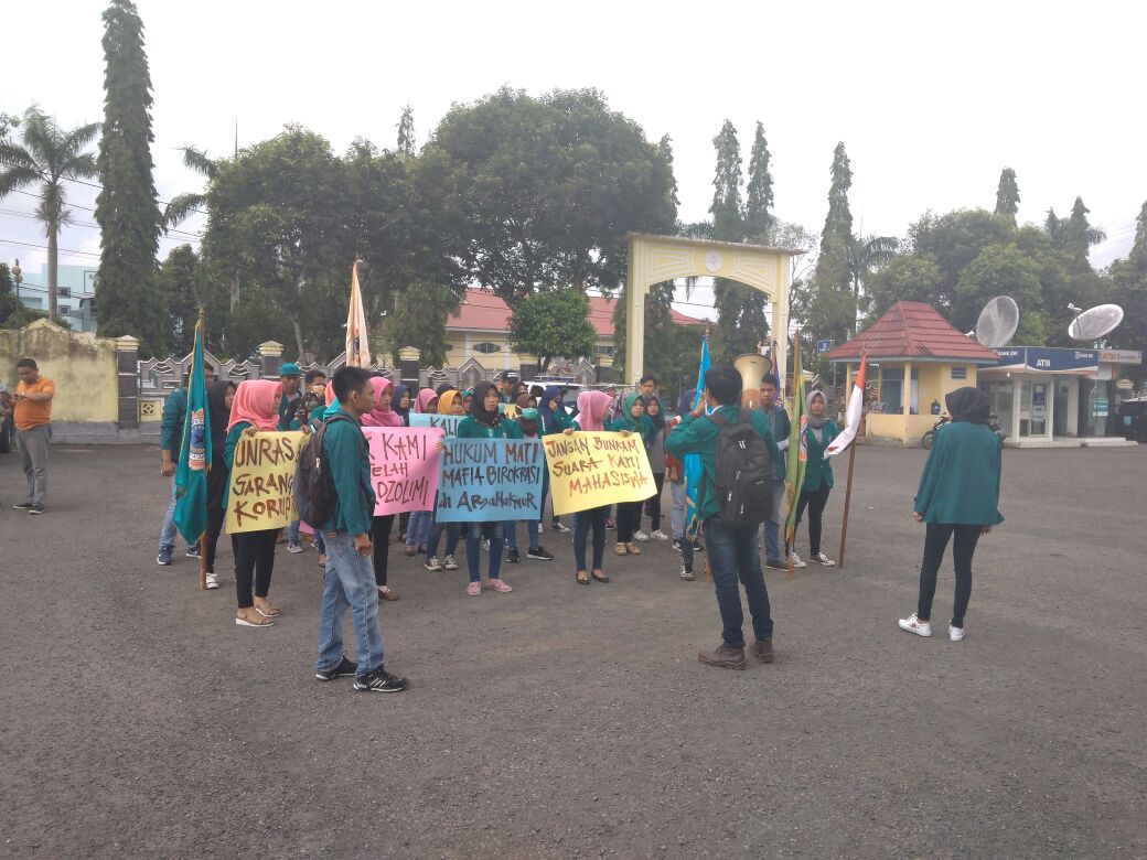 Mahasiswa Unras Demo ke Kantor Bupati