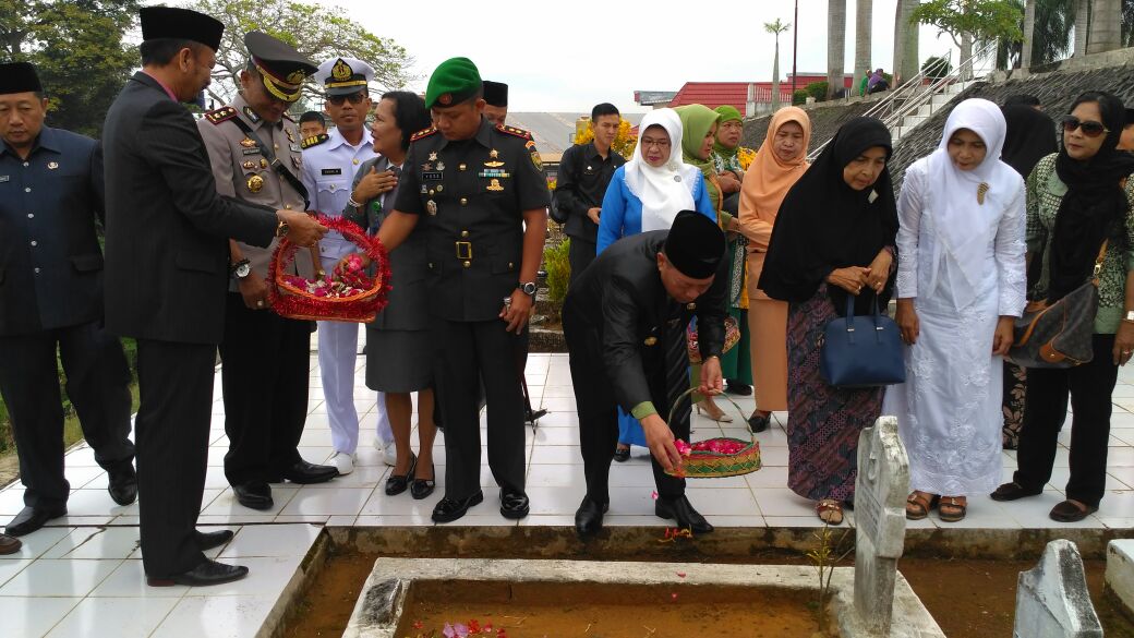 Sambut HUT Kota Bengkulu ke 299, Penjabat Walikota Ziarah dan Tabur Bunga