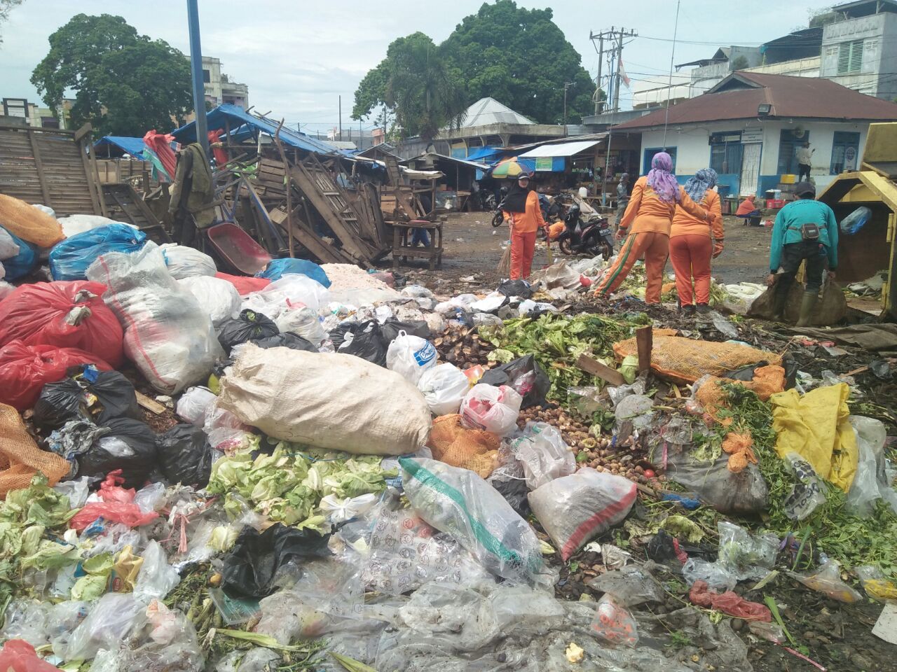 Sampah Pasar Panorama Kian Menumpuk, DLH Kerahkan Truk Sampah