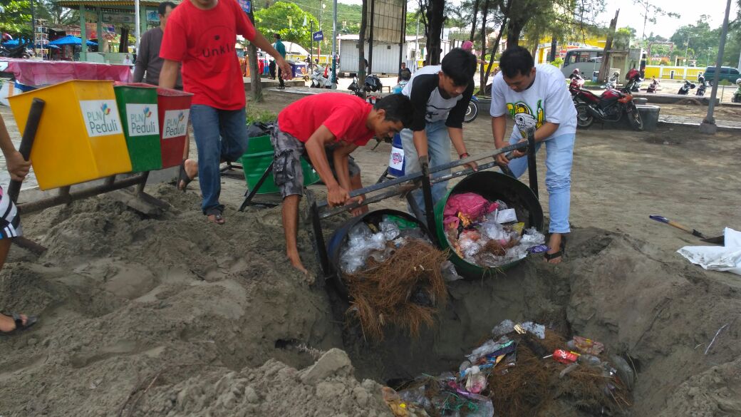 Peduli Lingkungan, Mahasiswa UMB Bersih-bersih Pantai
