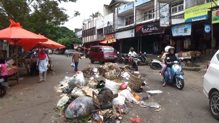 Gunung Sampah di Tengah Jalan Mulai Meresahkan