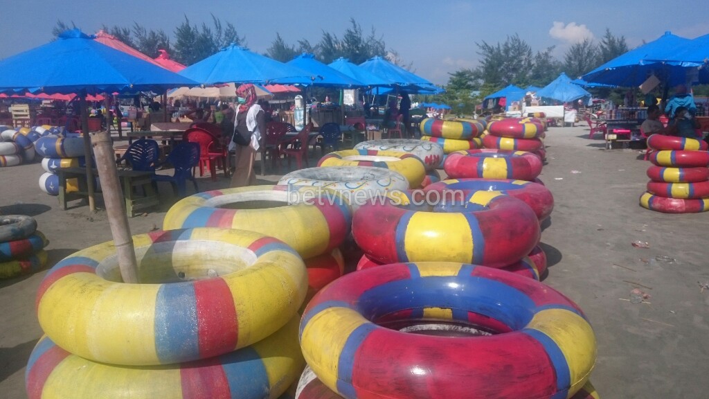 Omzet Penyewaan Ban Bekas Pantai Jakat Menurun