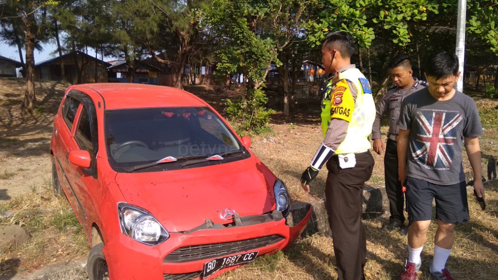 Mobil Terperosok di Pantai Panjang, Darah Berceceran