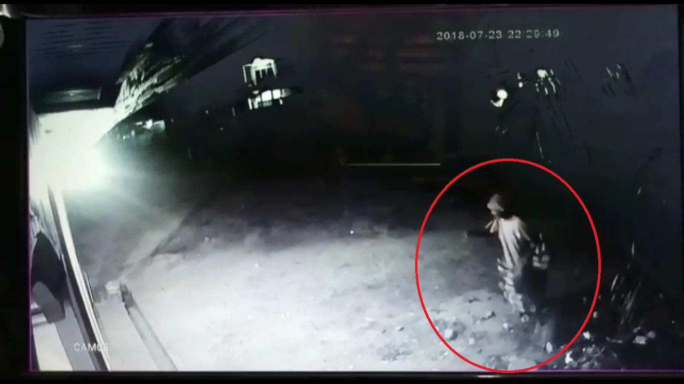 Aksi Pelaku Lempar Masjid, Terekam CCTV!!!