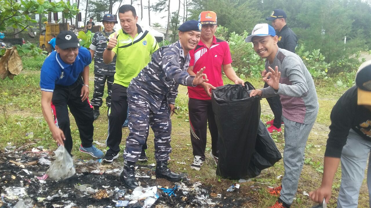 Karya Bakti TNI 2018, Lanal Bengkulu Gelar Aksi Bersih Pantai