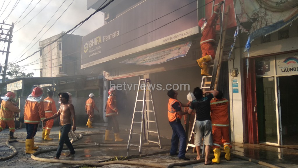 Kebakaran Di Tanah Patah, Asap Hitam Mengepul