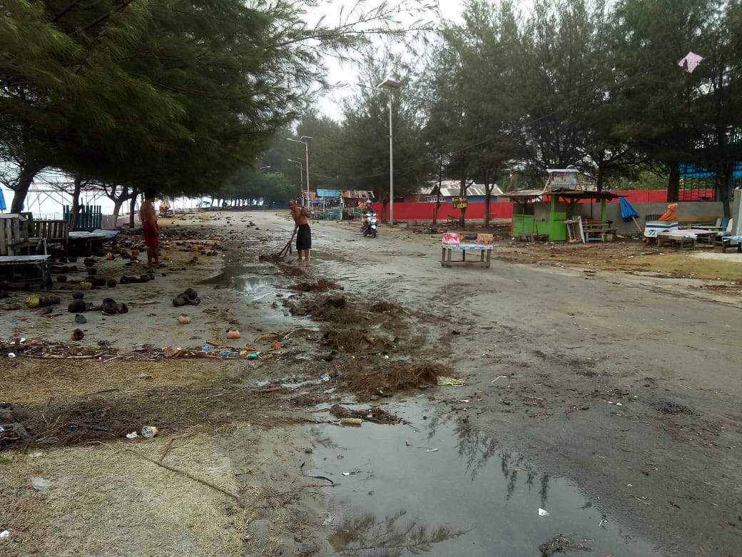 Gelombang Tinggi Hantam Pantai Berkas, Warga : Tingginya Mencapai 10 Meter