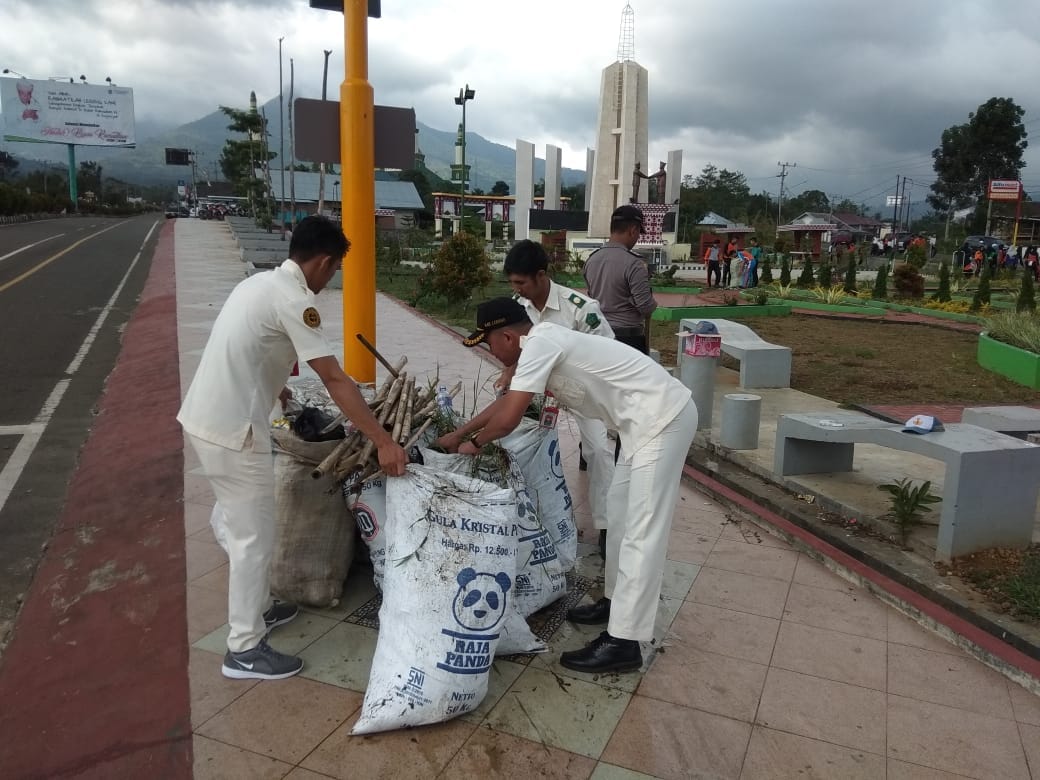 Anggota Paskibraka Bersihkan Sampah Tugu Presidium