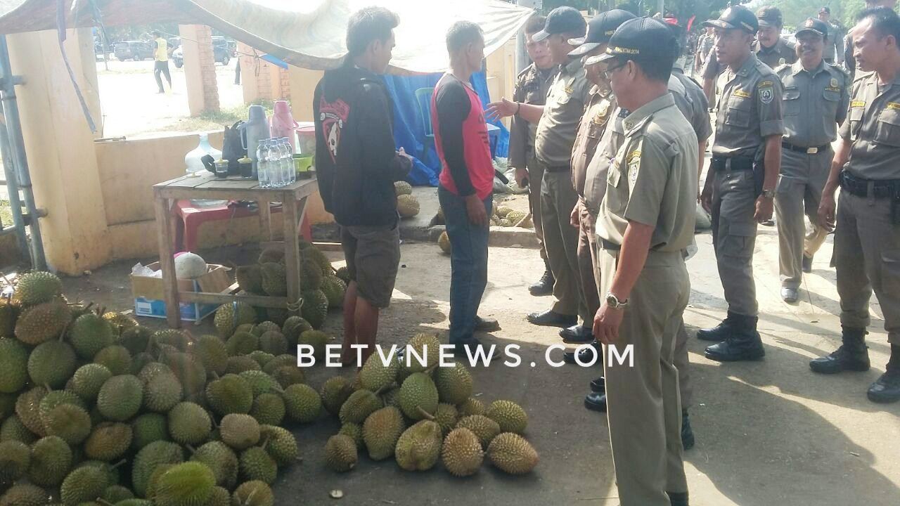 Mengganggu, Satpol PP Tertibkan Pedagang Durian Di Stadion Sawah Lebar