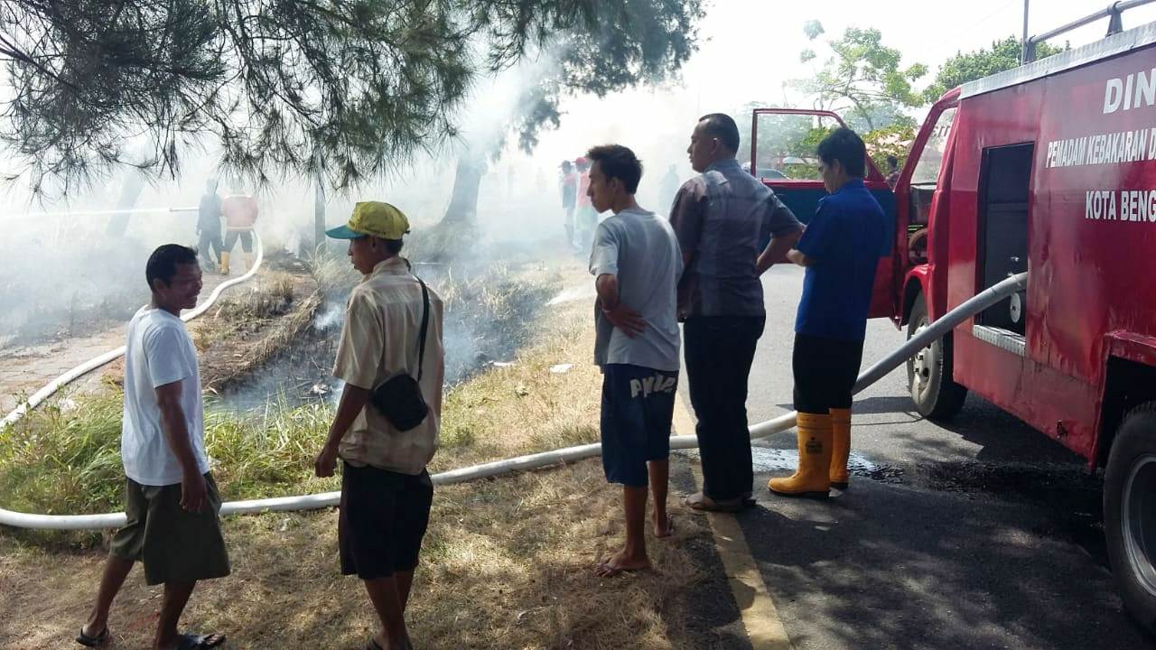 Semak Belukar Terbakar, Warga Pasar Bengkulu Panik