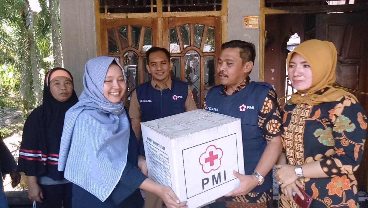 Rumah Warga Penarik Terbakar, PMI Beri Bantuan