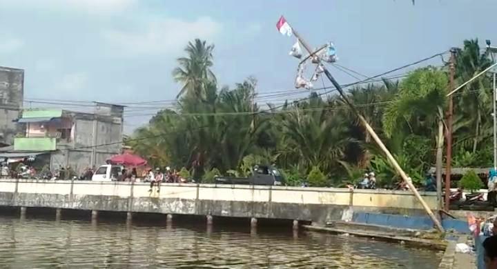 HUT RI ke-73, Pemkab Bengkulu Selatan Gelar 19 Lomba Panjat Pinang