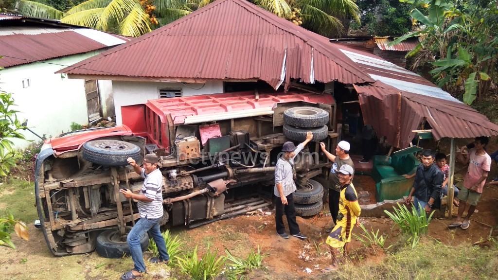 Truk Bermuatan Pasir, Nyungsep Tabrak Rumah Warga