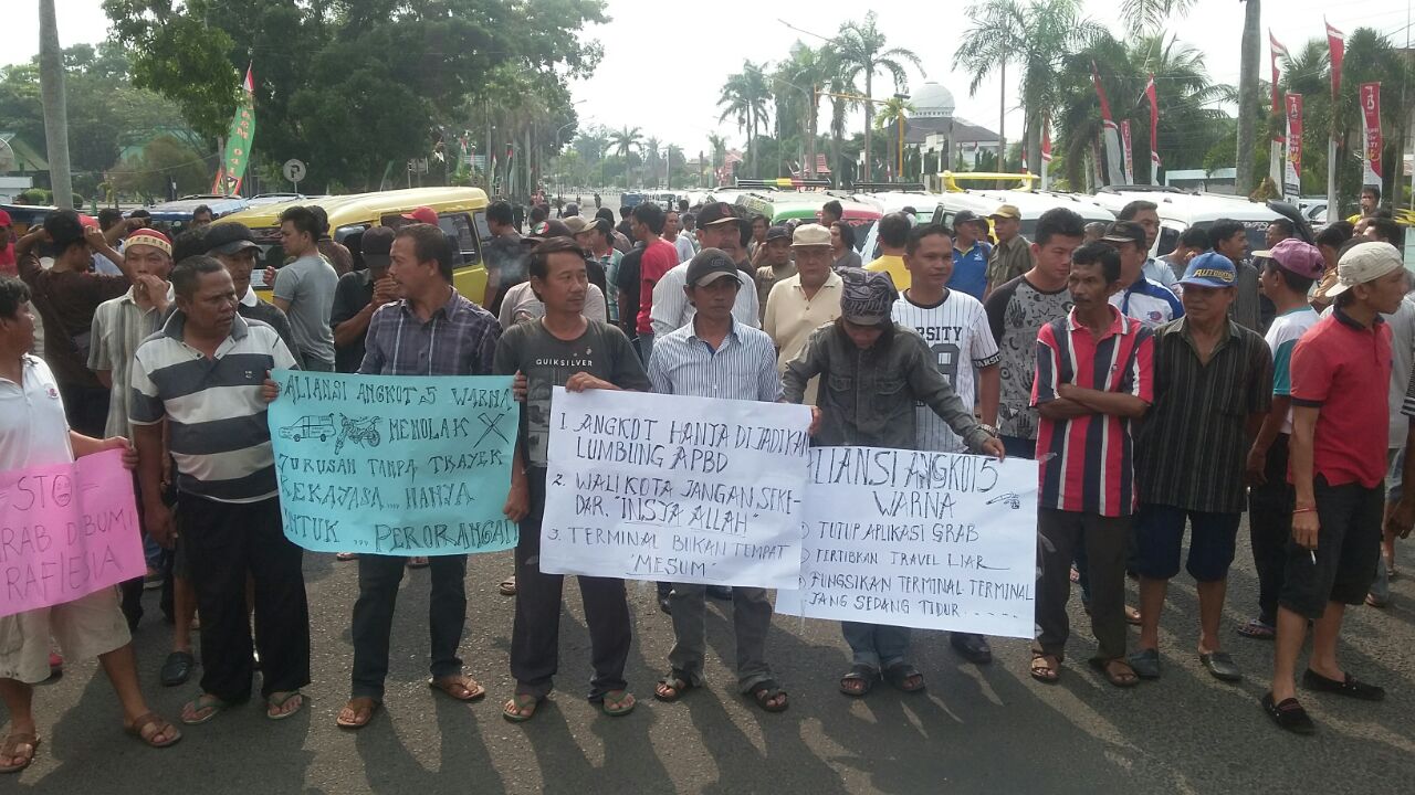 Ratusan Sopir Angkot 5 Warna Geruduk Kantor Gubernur