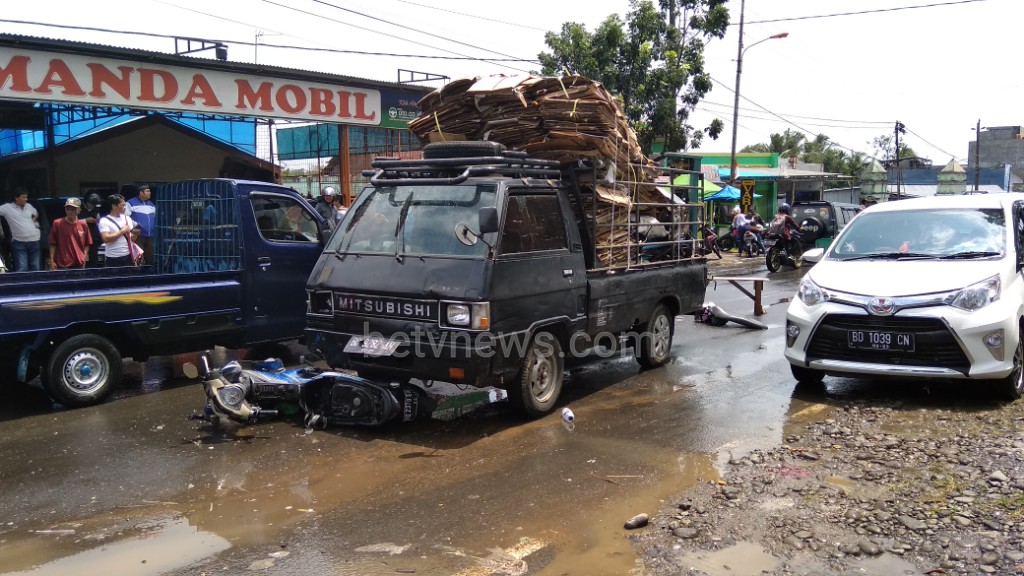 Pick Up vs Motor Adu kambing di Jalan Dempo Raya