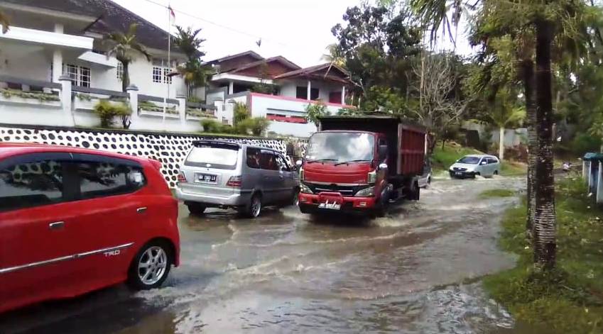 Diguyur Hujan Sejam, Jalan Seruni Banjir