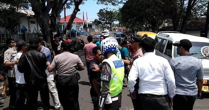 Serbu Pangkalan Ojek Jl Beringin, Sopir Angkot dan Pengemudi Grab Bentrok