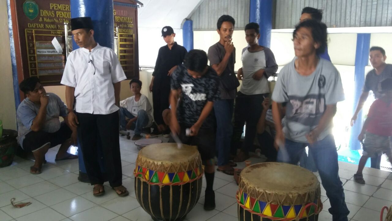 Puluhan Keluarga Kerukunan Tabut Demo di Dikbud Kota