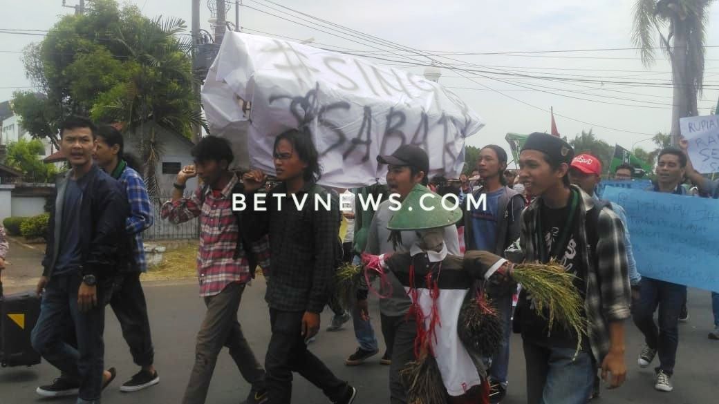 Massa HMI Bawa Keranda Mayat Ke Gedung DPRD