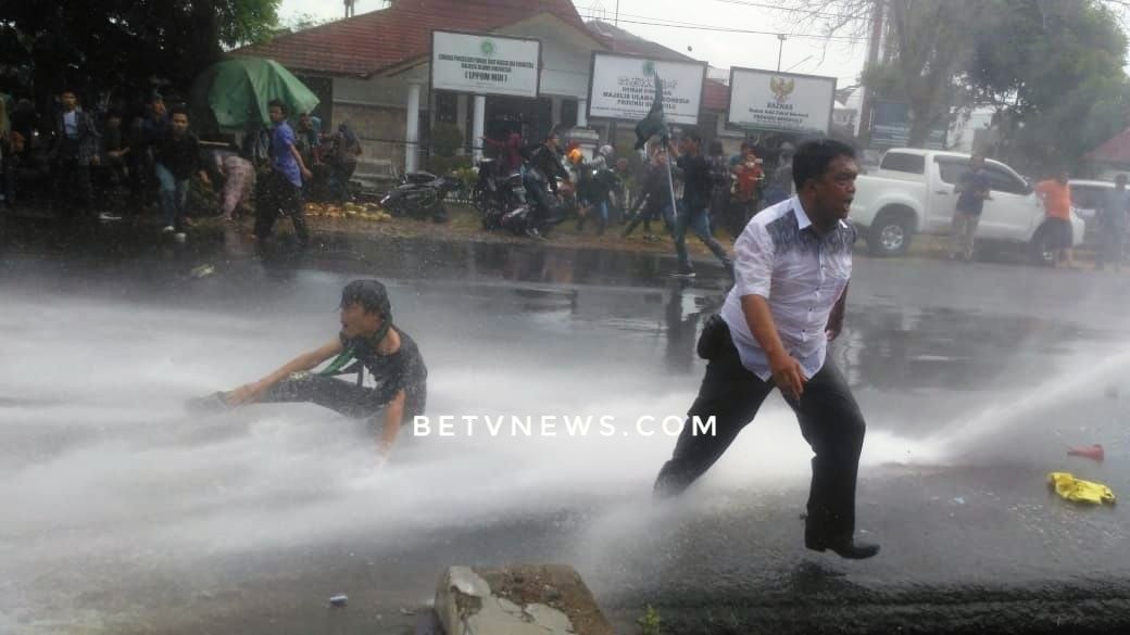 Demo HMI di Depan Kantor DPRD, Ricuh