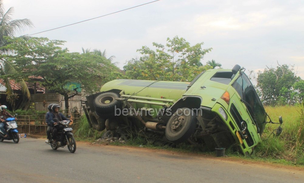 Terperosok di Parit, Truk Tangki Nyaris Terbalik