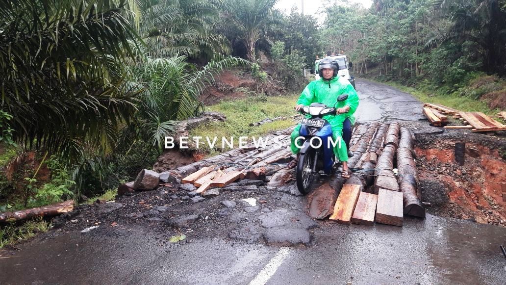 Warga Keluhkan Jembatan Belum Dibangun