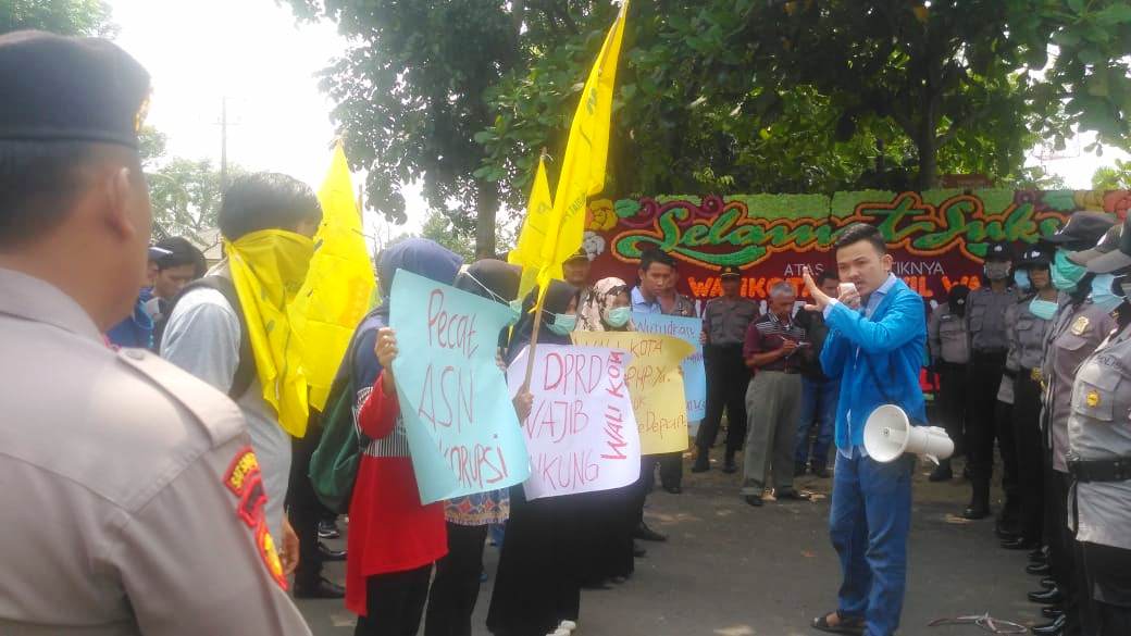 PMII Berikan Kartu Kuning ke Helmi-Dedy