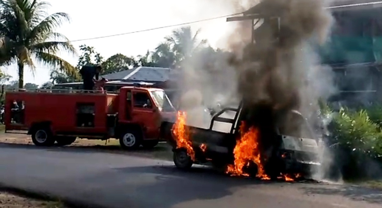 Akibat Percikan Api, Mobil Milik Meubel Terbakar