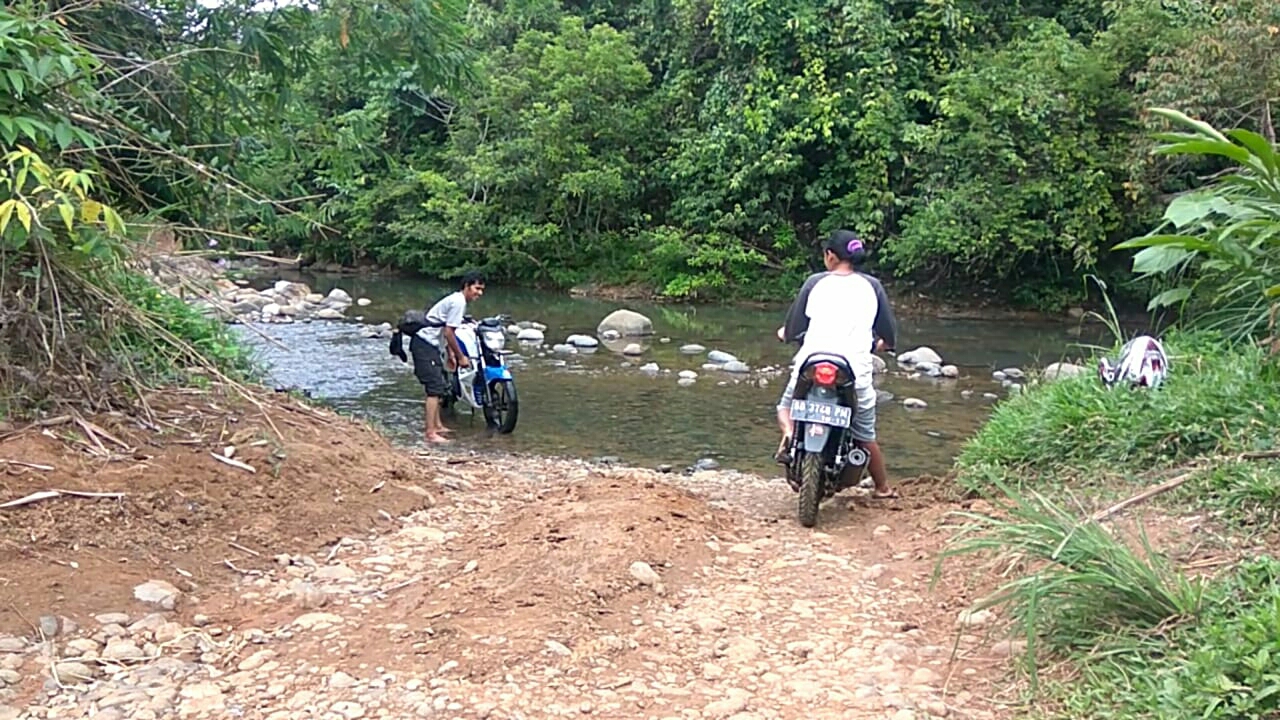 Akses Jalan Menuju Desa Simpang Butuh Perhatian