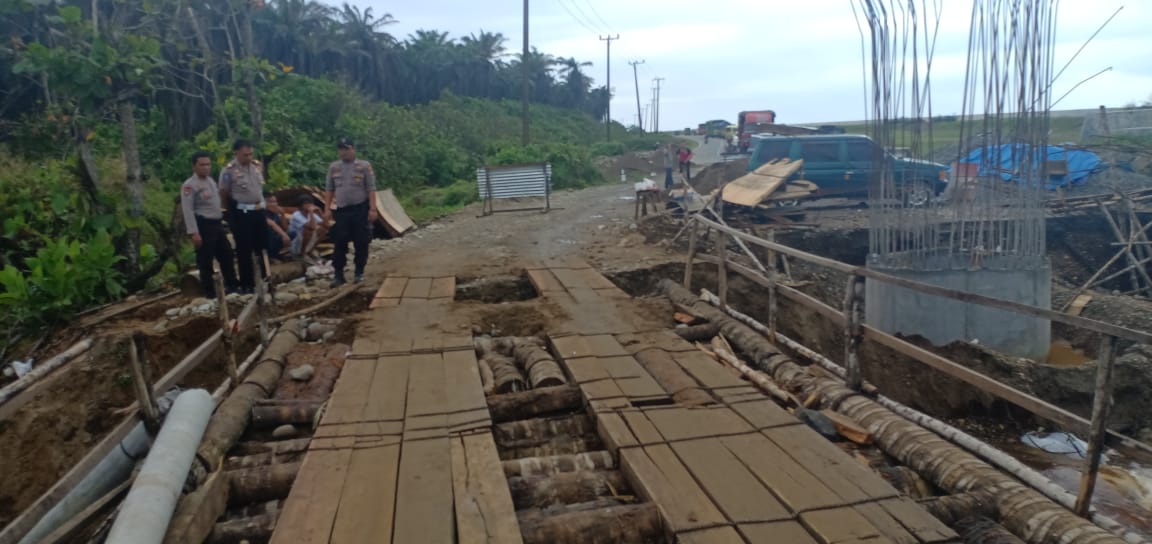 Jembatan Putus, Arus Lalin Dialihkan Ke Perkebunan Sawit