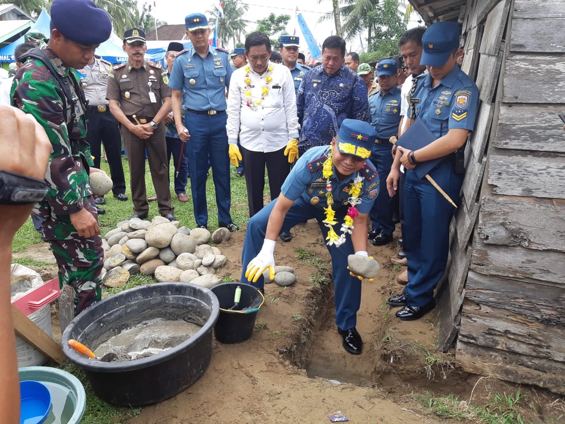 TNI AL Laksanakan Kegiatan Bedah Rumah di Mukomuko